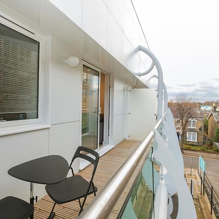 Skyvillion - Cozy Apartments In Enfield Town With Free Parking & Wifi Bagian luar foto
