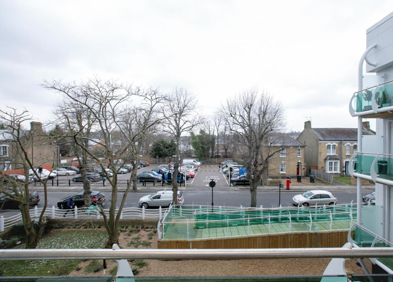 Skyvillion - Cozy Apartments In Enfield Town With Free Parking & Wifi Bagian luar foto