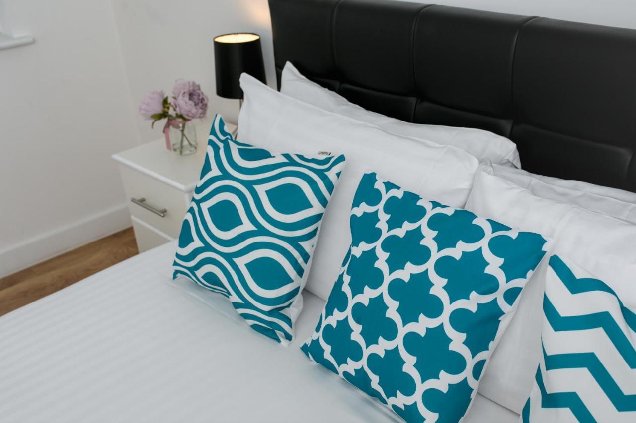 Skyvillion - Cozy Apartments In Enfield Town With Free Parking & Wifi Bagian luar foto