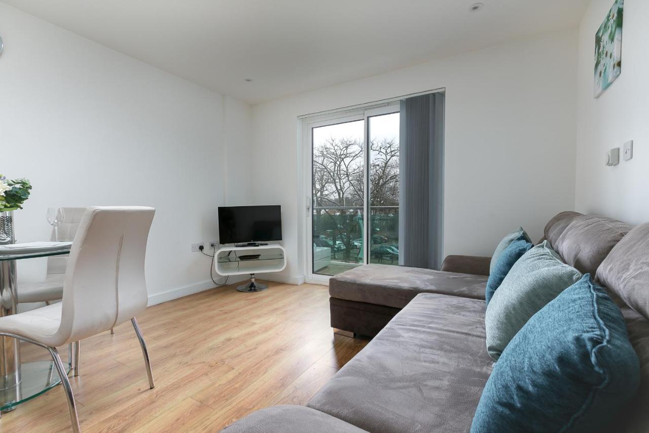 Skyvillion - Cozy Apartments In Enfield Town With Free Parking & Wifi Bagian luar foto