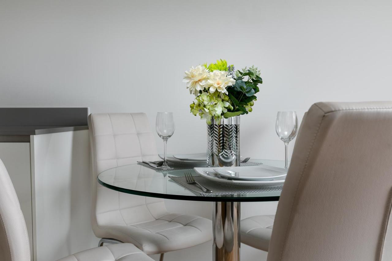 Skyvillion - Cozy Apartments In Enfield Town With Free Parking & Wifi Bagian luar foto