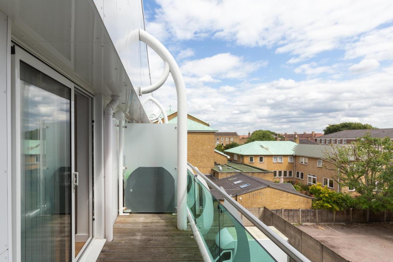 Skyvillion - Cozy Apartments In Enfield Town With Free Parking & Wifi Bagian luar foto