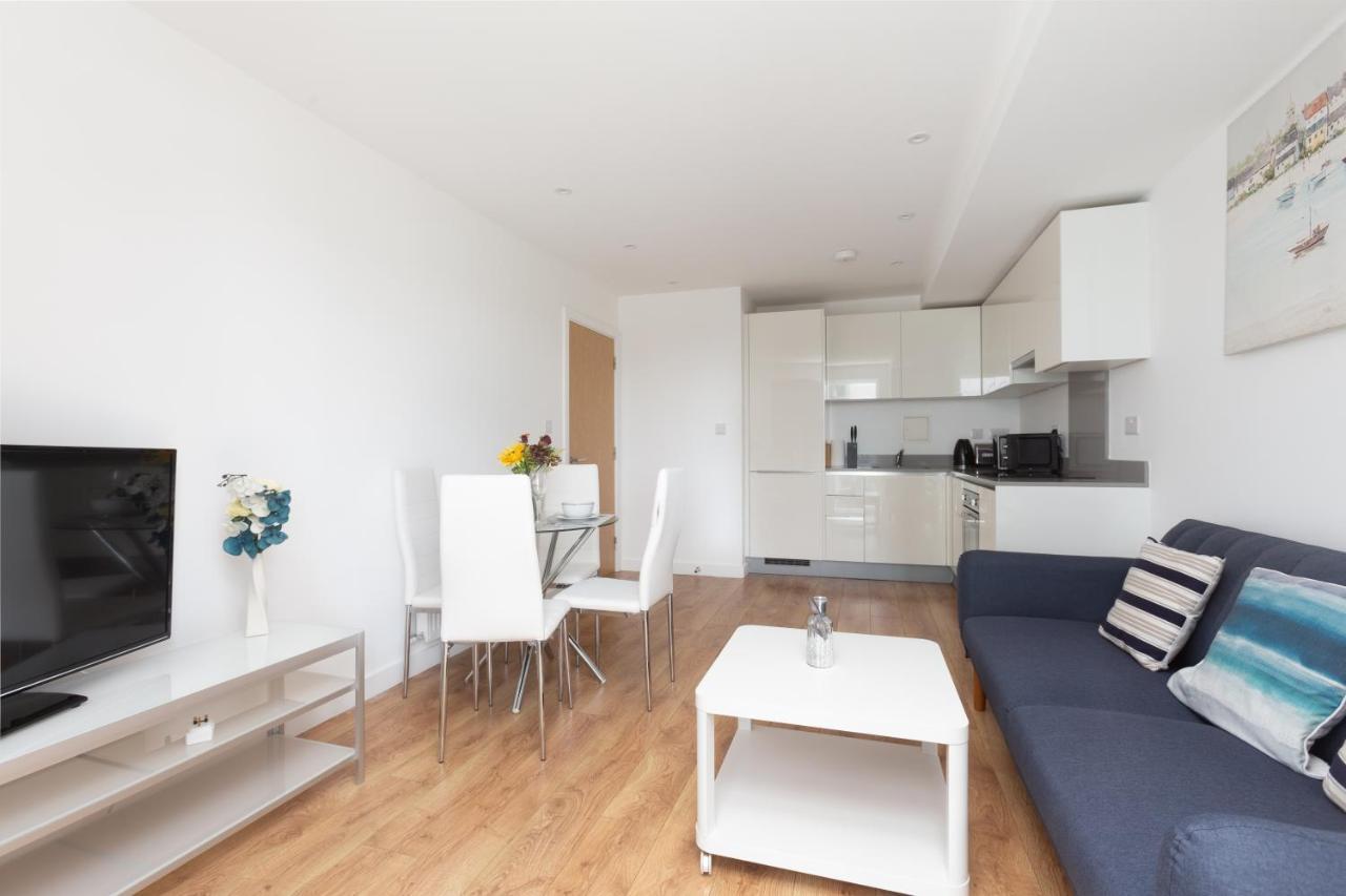 Skyvillion - Cozy Apartments In Enfield Town With Free Parking & Wifi Bagian luar foto