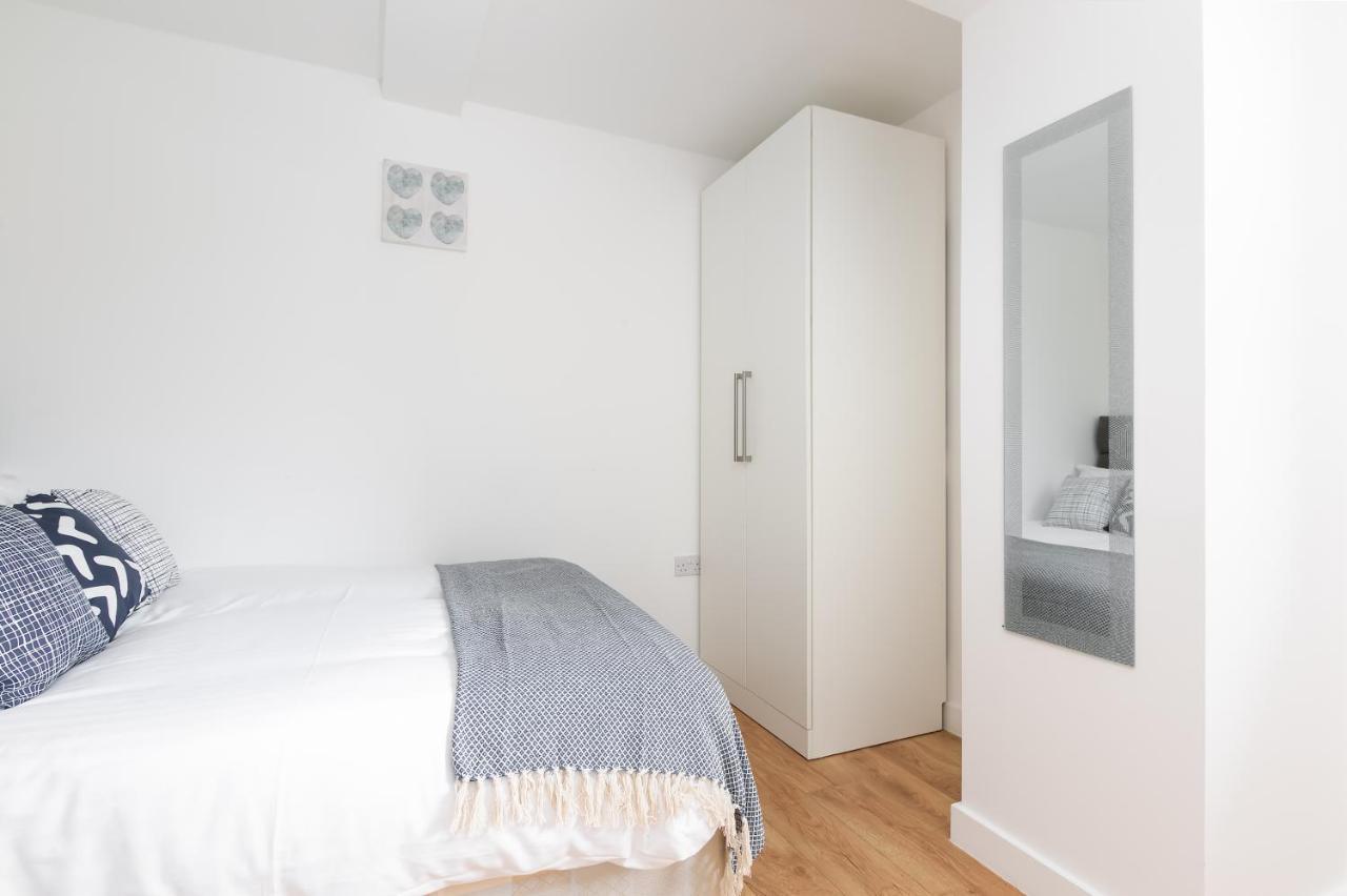 Skyvillion - Cozy Apartments In Enfield Town With Free Parking & Wifi Bagian luar foto
