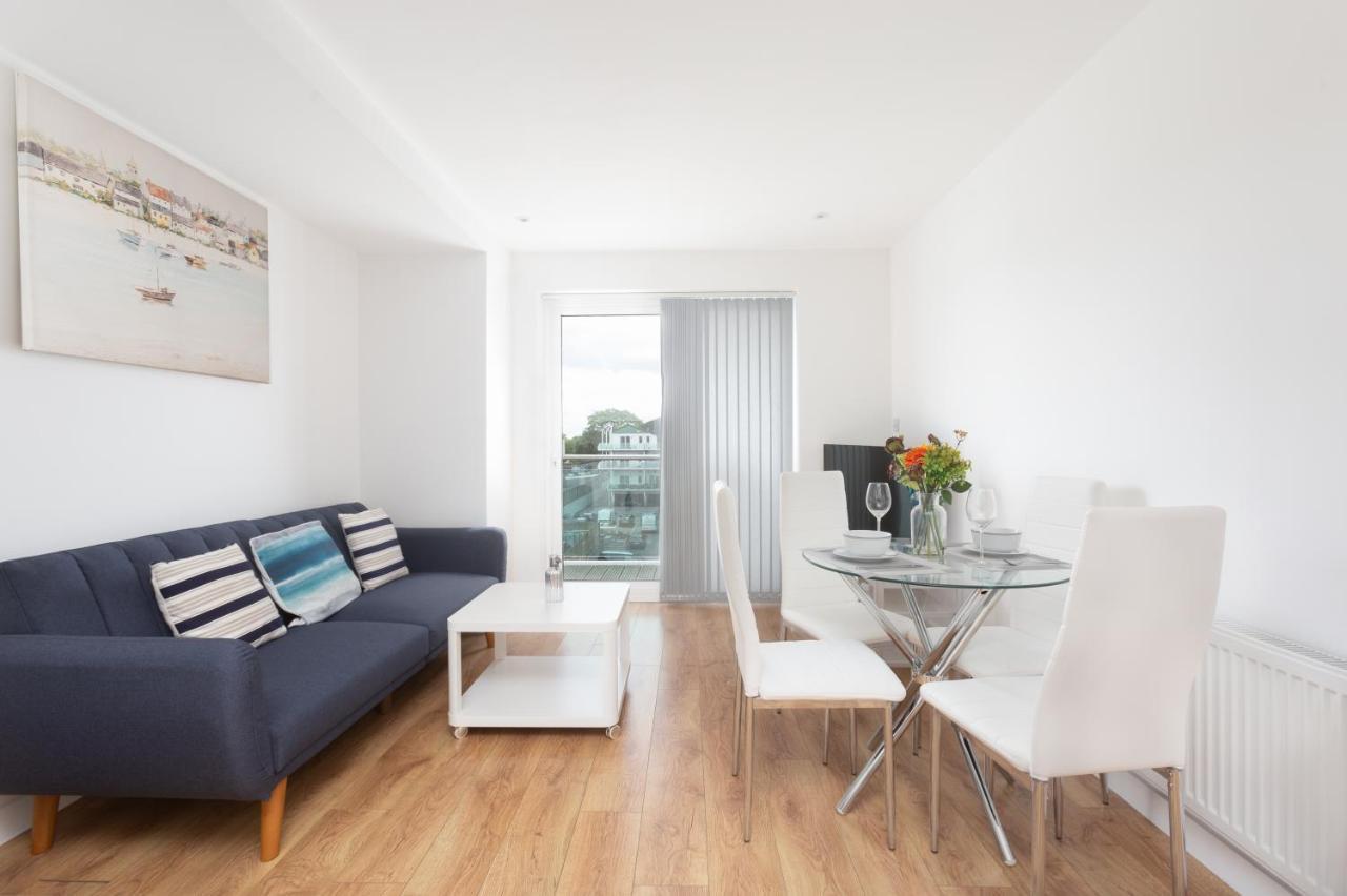 Skyvillion - Cozy Apartments In Enfield Town With Free Parking & Wifi Bagian luar foto