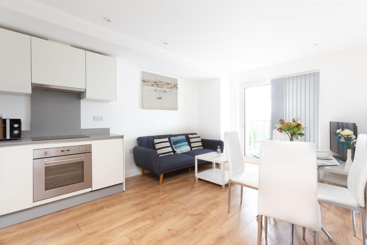 Skyvillion - Cozy Apartments In Enfield Town With Free Parking & Wifi Bagian luar foto