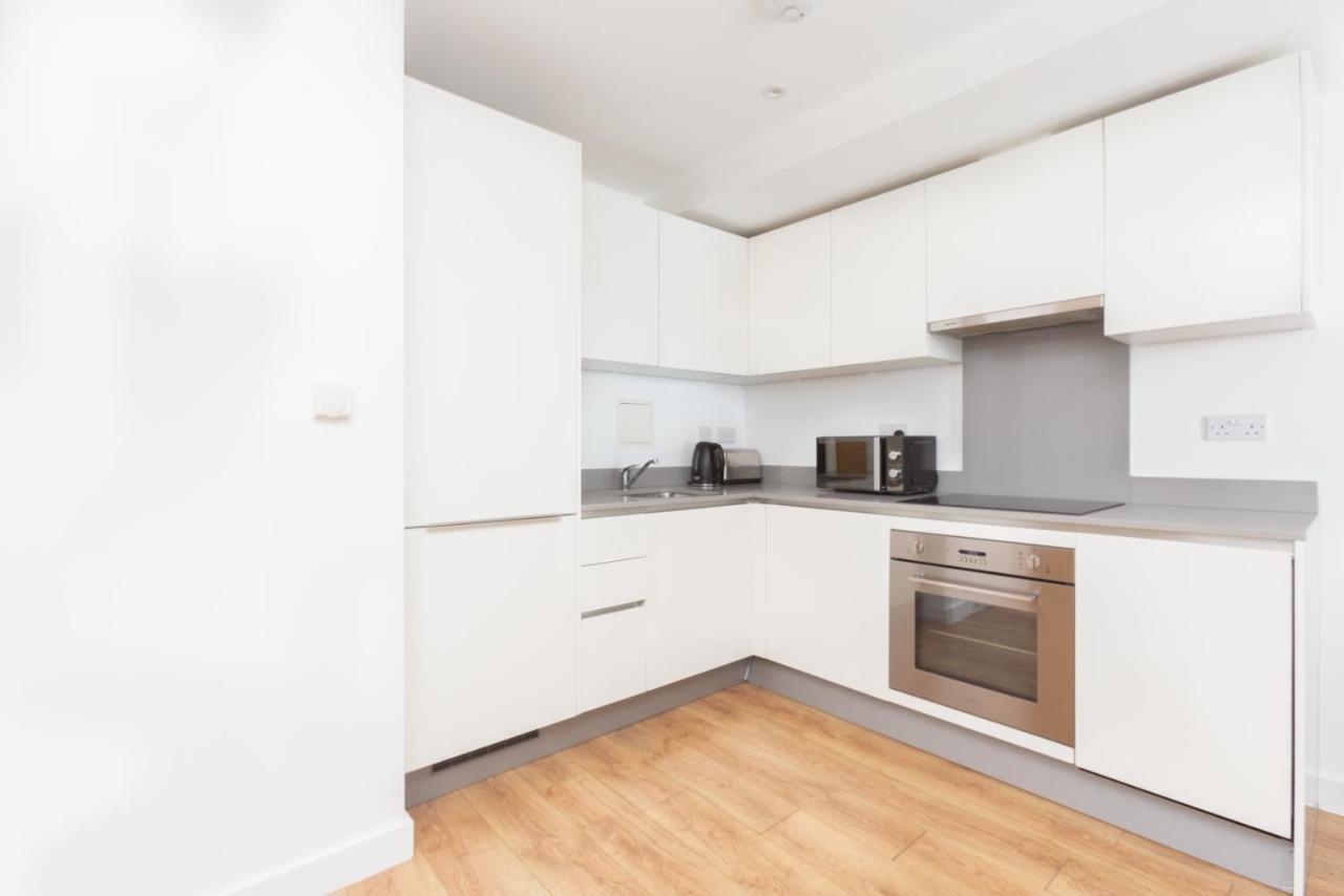 Skyvillion - Cozy Apartments In Enfield Town With Free Parking & Wifi Bagian luar foto