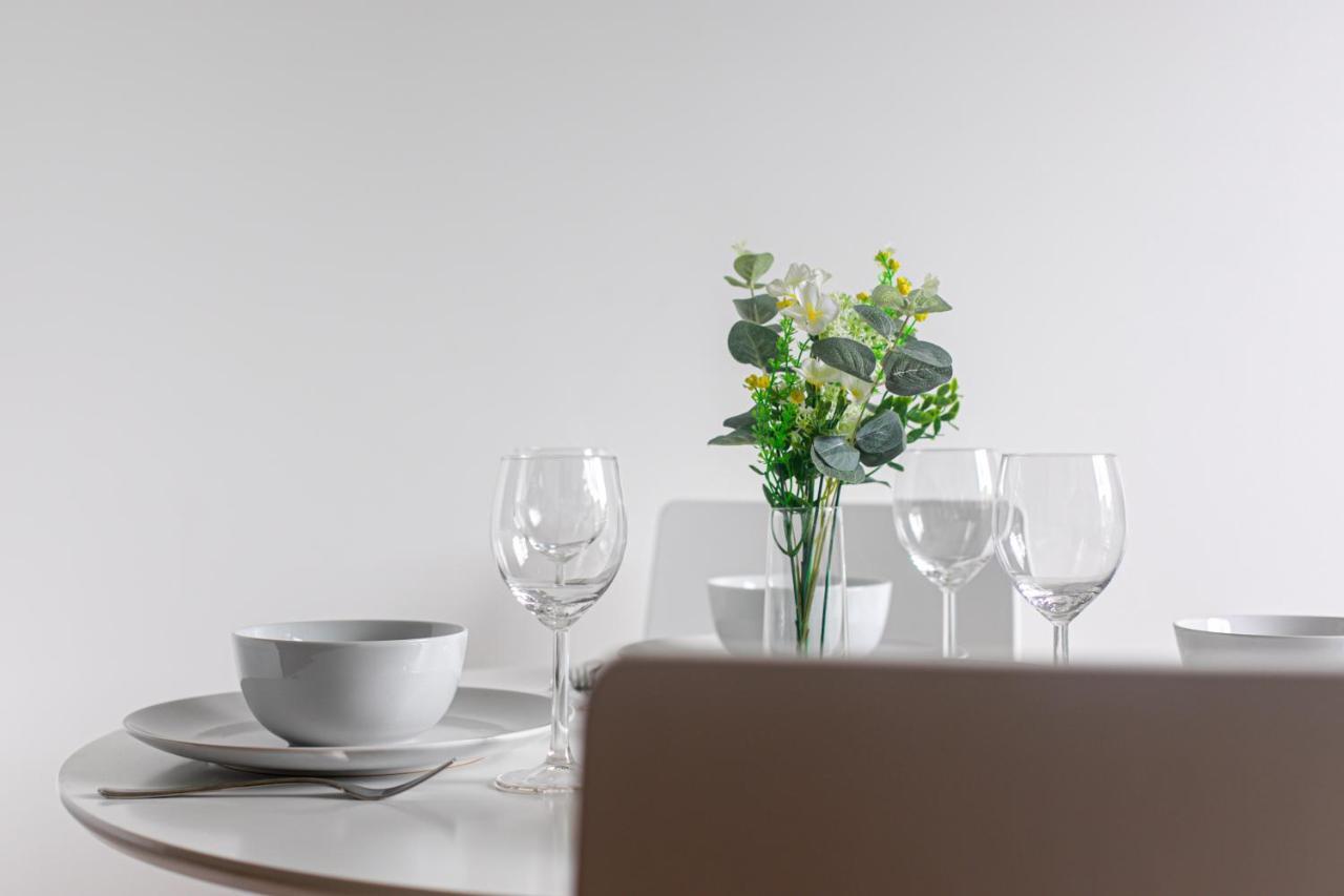 Skyvillion - Cozy Apartments In Enfield Town With Free Parking & Wifi Bagian luar foto