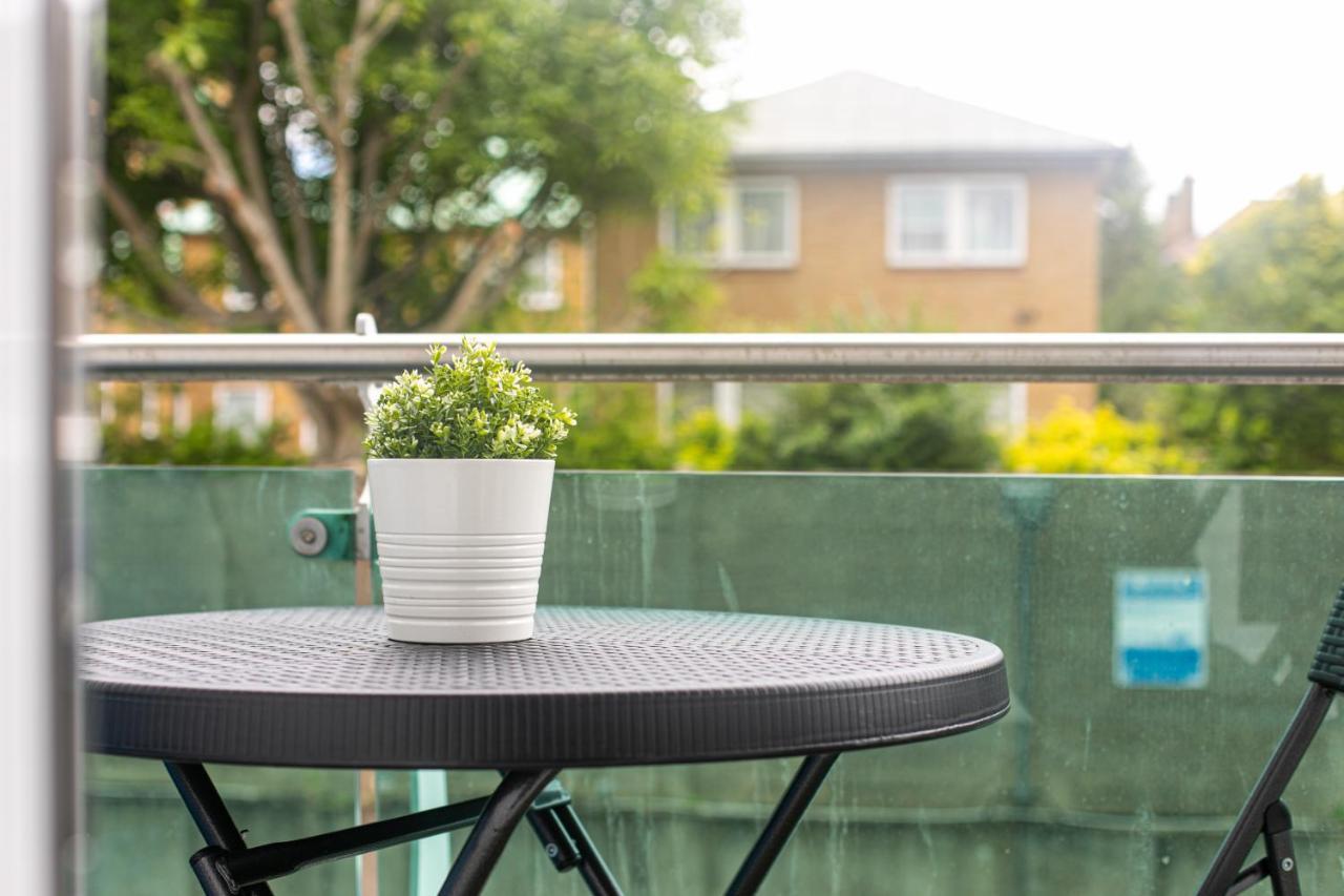 Skyvillion - Cozy Apartments In Enfield Town With Free Parking & Wifi Bagian luar foto