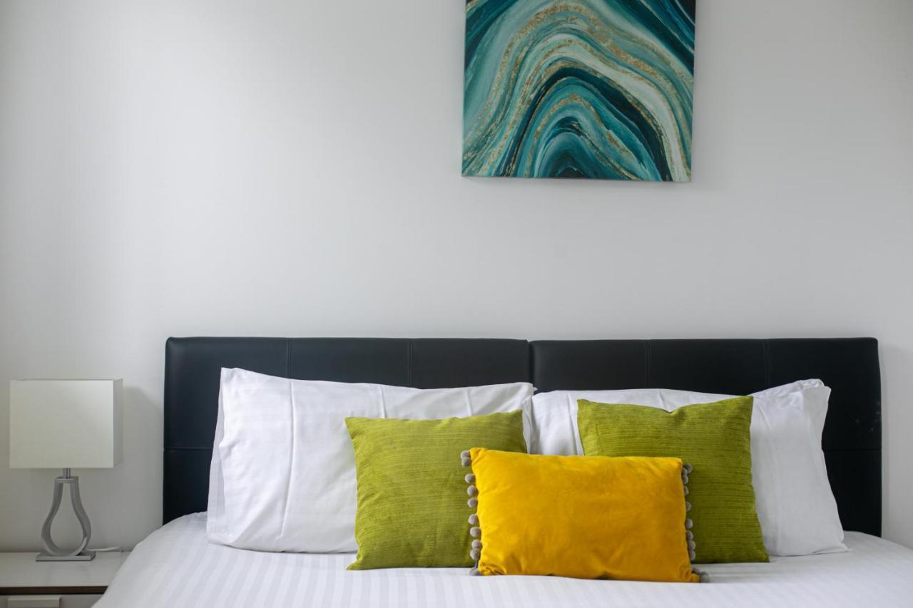 Skyvillion - Cozy Apartments In Enfield Town With Free Parking & Wifi Bagian luar foto