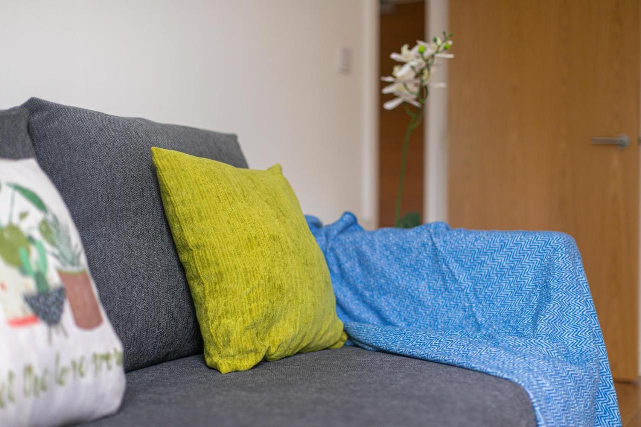 Skyvillion - Cozy Apartments In Enfield Town With Free Parking & Wifi Bagian luar foto