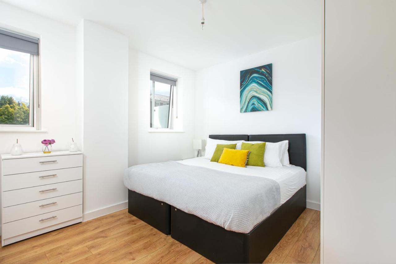 Skyvillion - Cozy Apartments In Enfield Town With Free Parking & Wifi Bagian luar foto