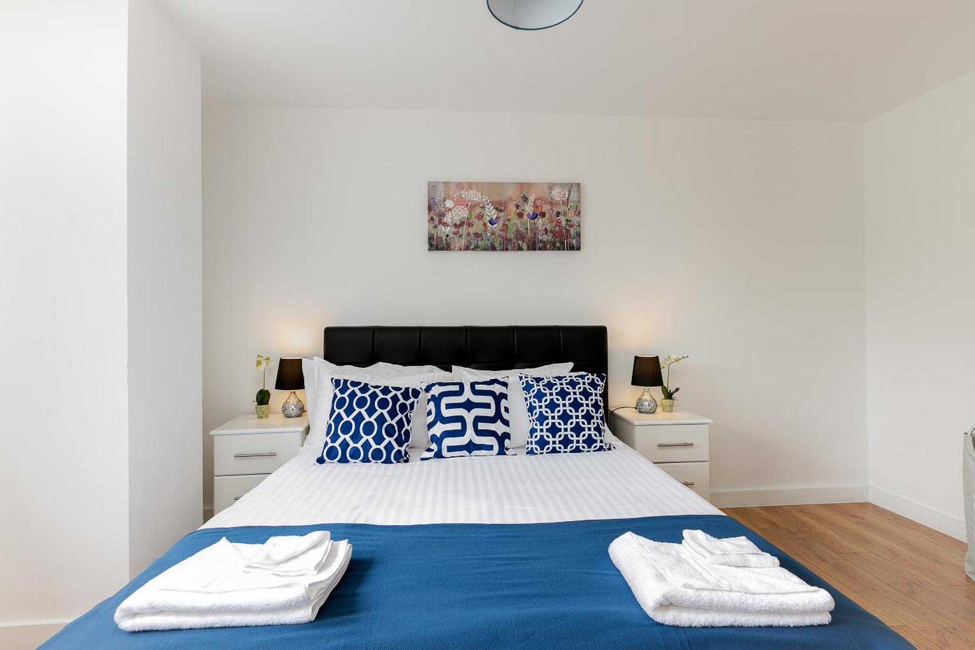 Skyvillion - Cozy Apartments In Enfield Town With Free Parking & Wifi Bagian luar foto