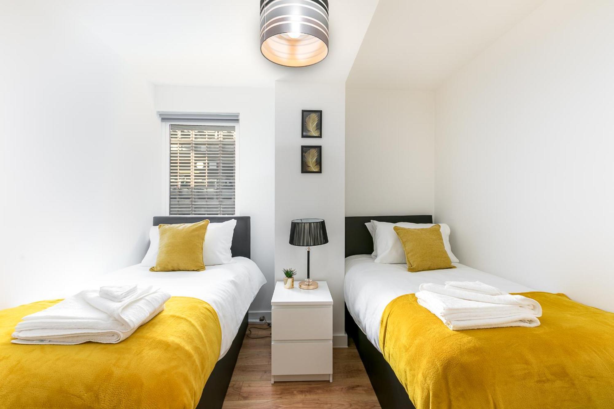 Skyvillion - Cozy Apartments In Enfield Town With Free Parking & Wifi Bagian luar foto