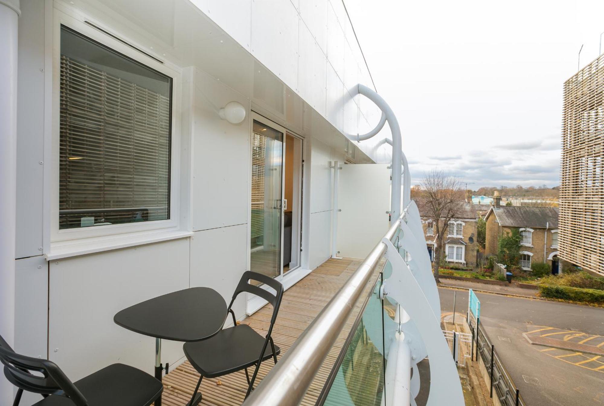 Skyvillion - Cozy Apartments In Enfield Town With Free Parking & Wifi Bagian luar foto