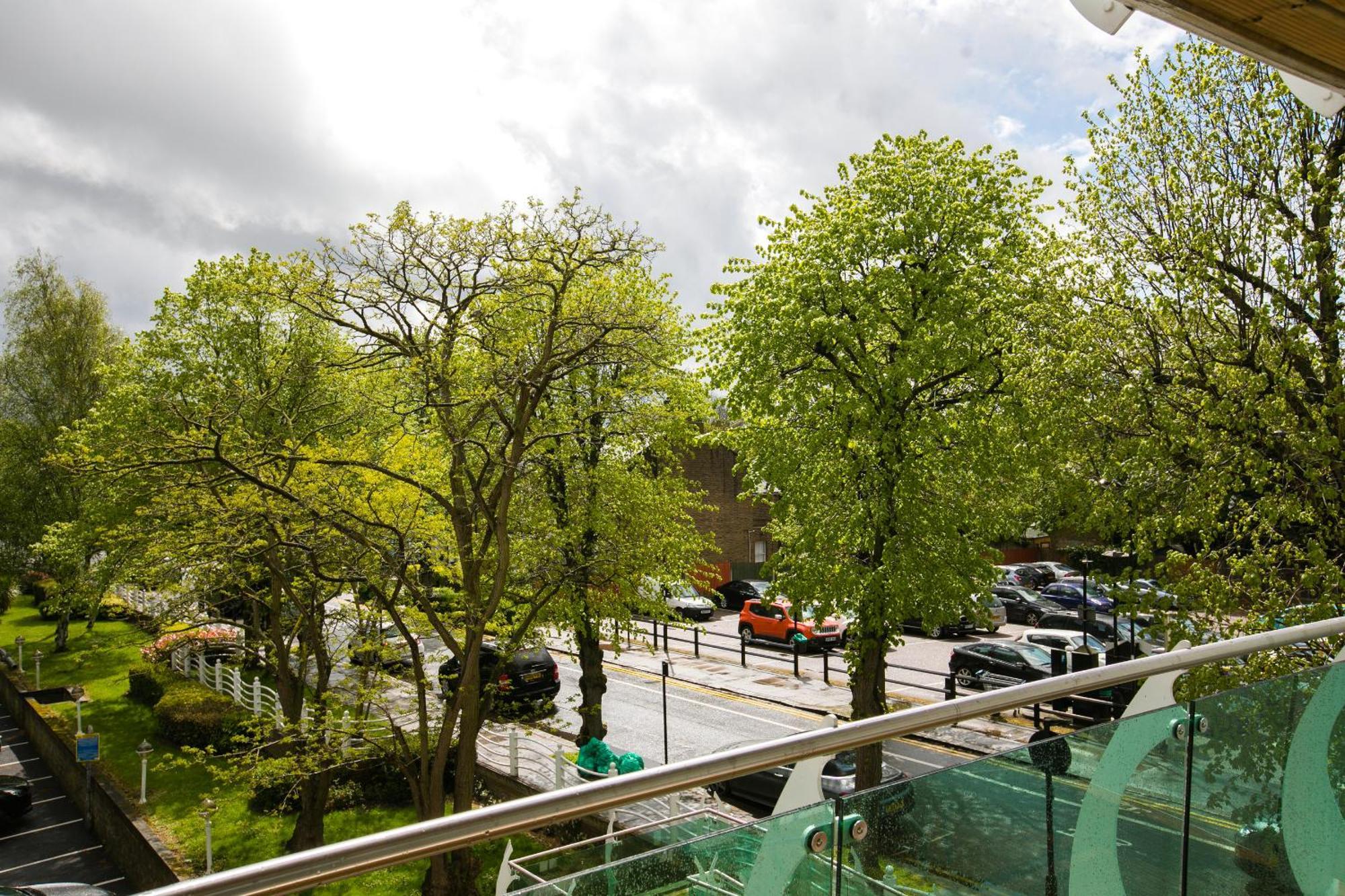 Skyvillion - Cozy Apartments In Enfield Town With Free Parking & Wifi Bagian luar foto