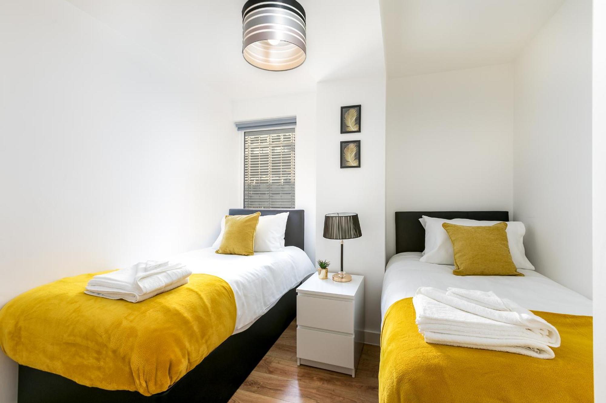 Skyvillion - Cozy Apartments In Enfield Town With Free Parking & Wifi Bagian luar foto