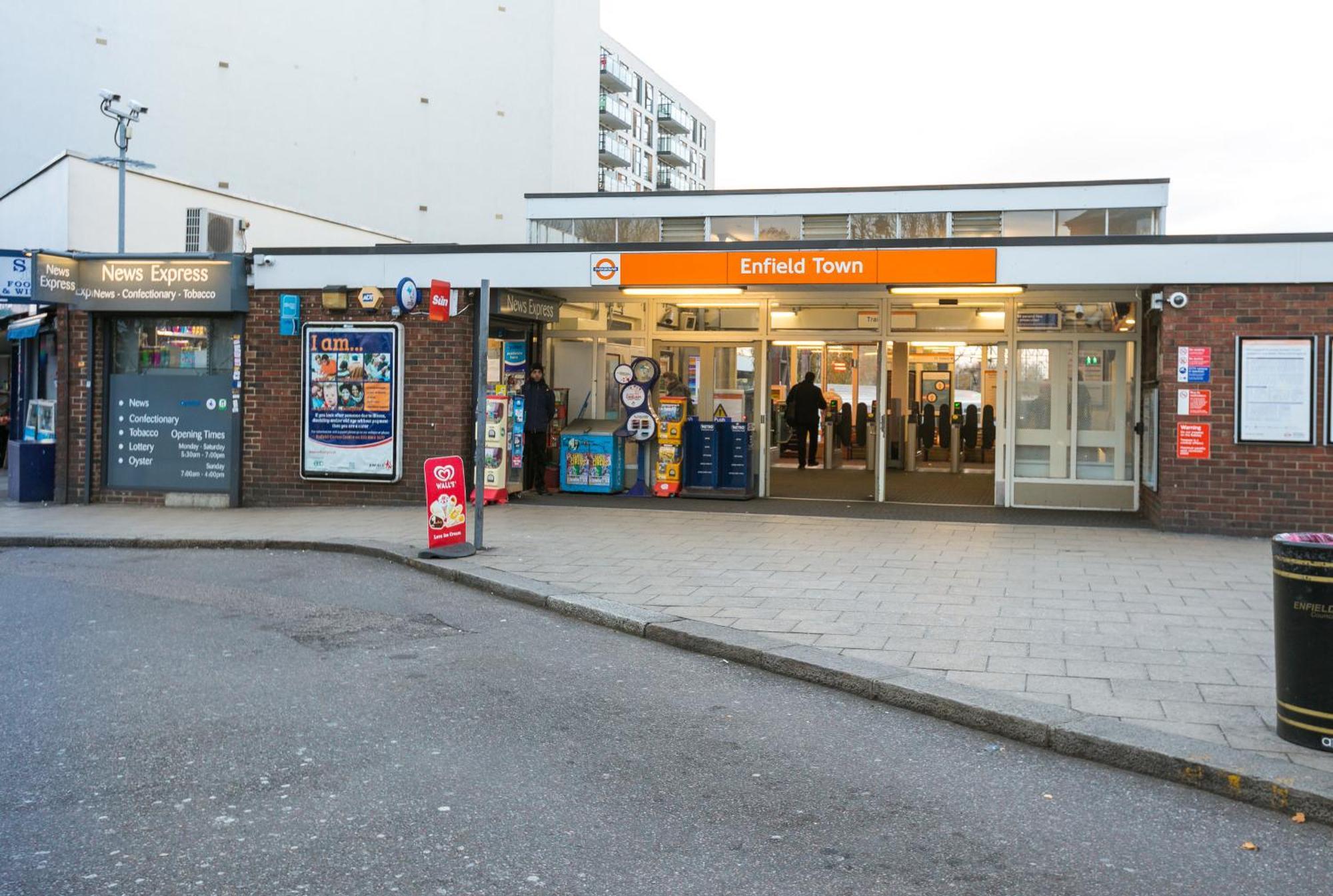 Skyvillion - Cozy Apartments In Enfield Town With Free Parking & Wifi Bagian luar foto