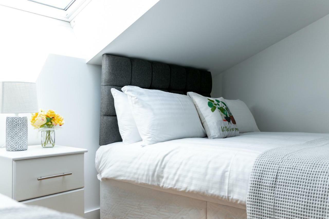 Skyvillion - Cozy Apartments In Enfield Town With Free Parking & Wifi Bagian luar foto