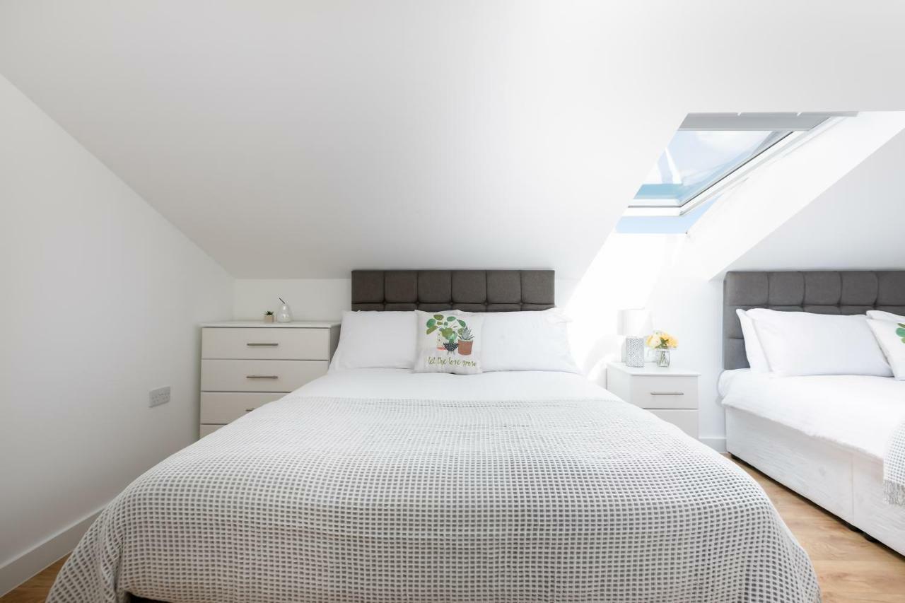 Skyvillion - Cozy Apartments In Enfield Town With Free Parking & Wifi Bagian luar foto