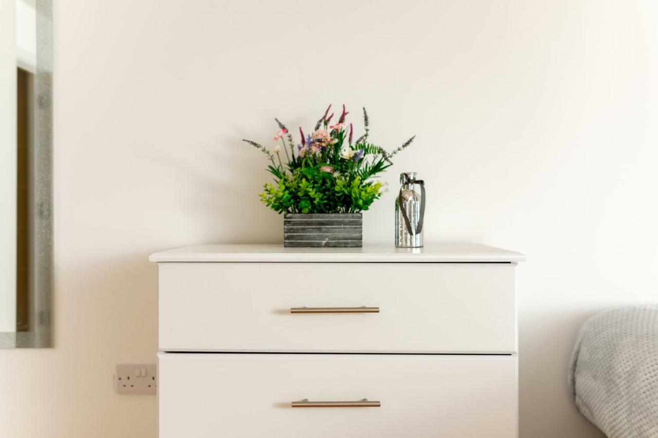 Skyvillion - Cozy Apartments In Enfield Town With Free Parking & Wifi Bagian luar foto