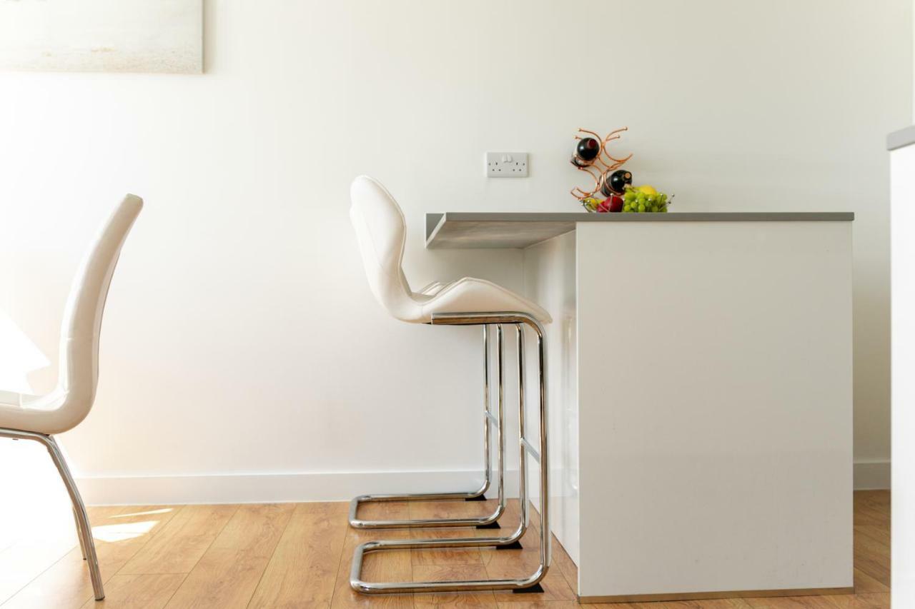 Skyvillion - Cozy Apartments In Enfield Town With Free Parking & Wifi Bagian luar foto