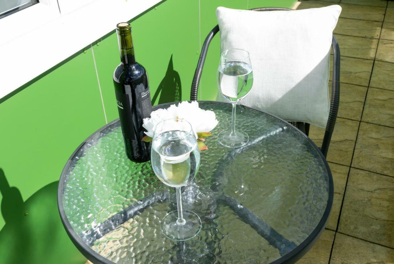 Skyvillion - Cozy Apartments In Enfield Town With Free Parking & Wifi Bagian luar foto