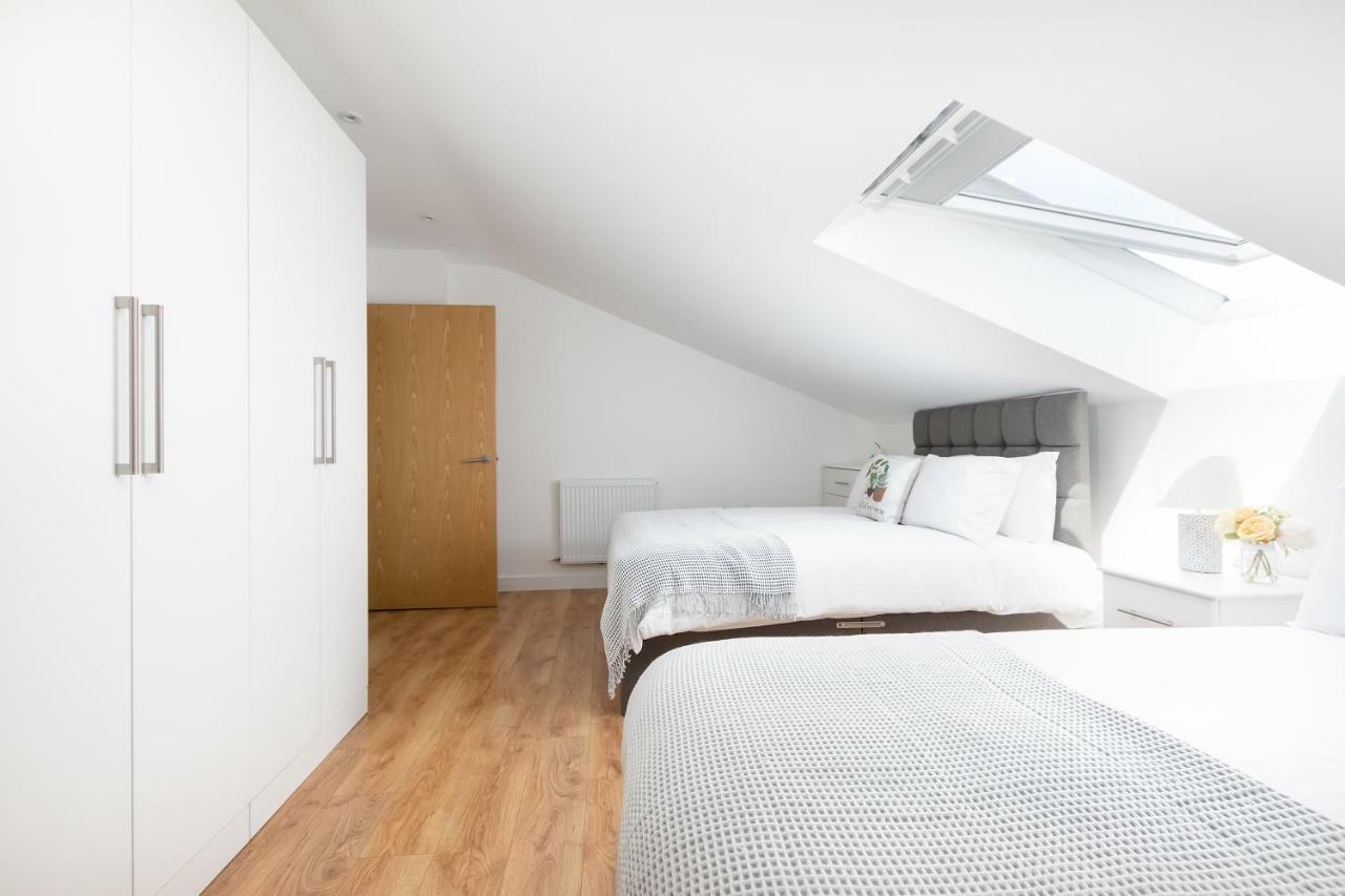 Skyvillion - Cozy Apartments In Enfield Town With Free Parking & Wifi Bagian luar foto