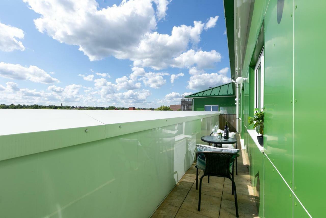 Skyvillion - Cozy Apartments In Enfield Town With Free Parking & Wifi Bagian luar foto